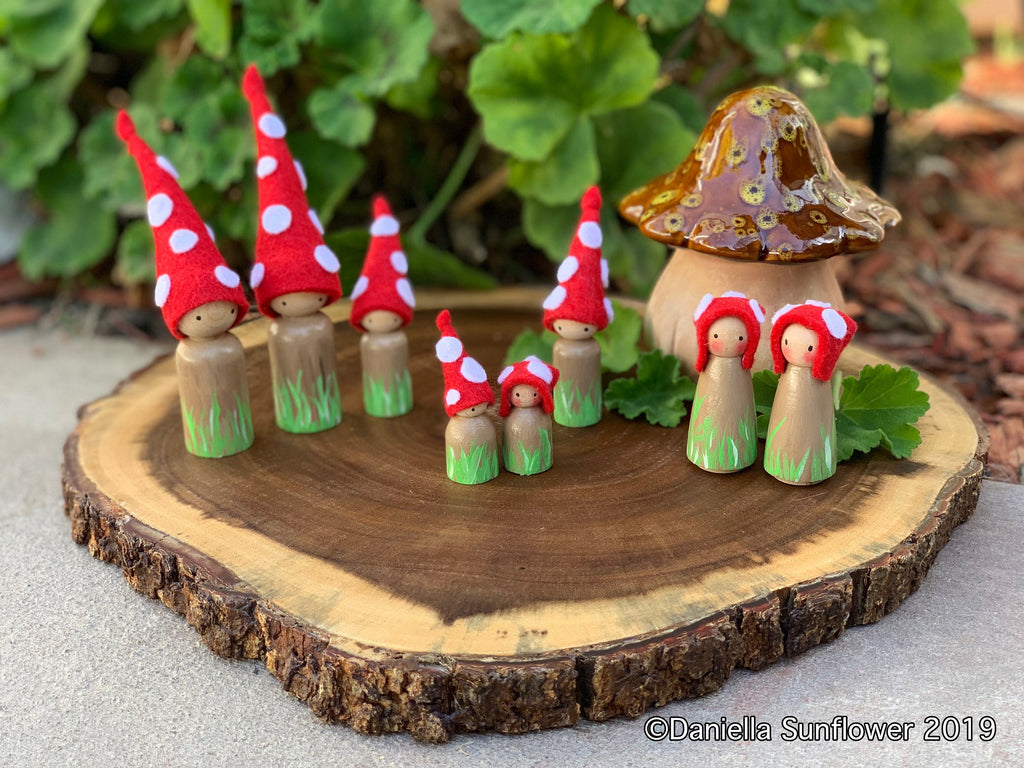 Toadstool Family Of Gnomes Peg Dolls